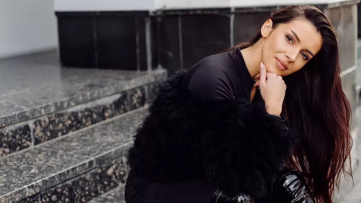 Ce que votre garde-robe noire révèle de votre personnalité, selon les psys