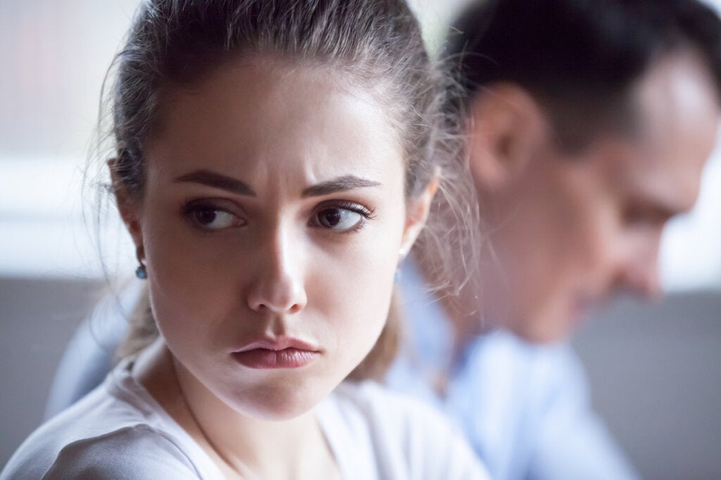 Femme inquiète face à un partenaire distant