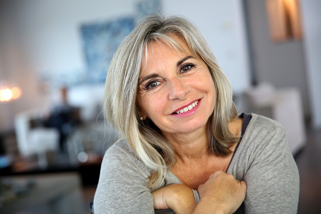Femme épanouie après 50 ans