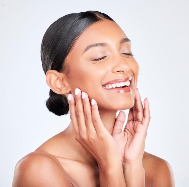 Femme heureuse après des soins cutanés