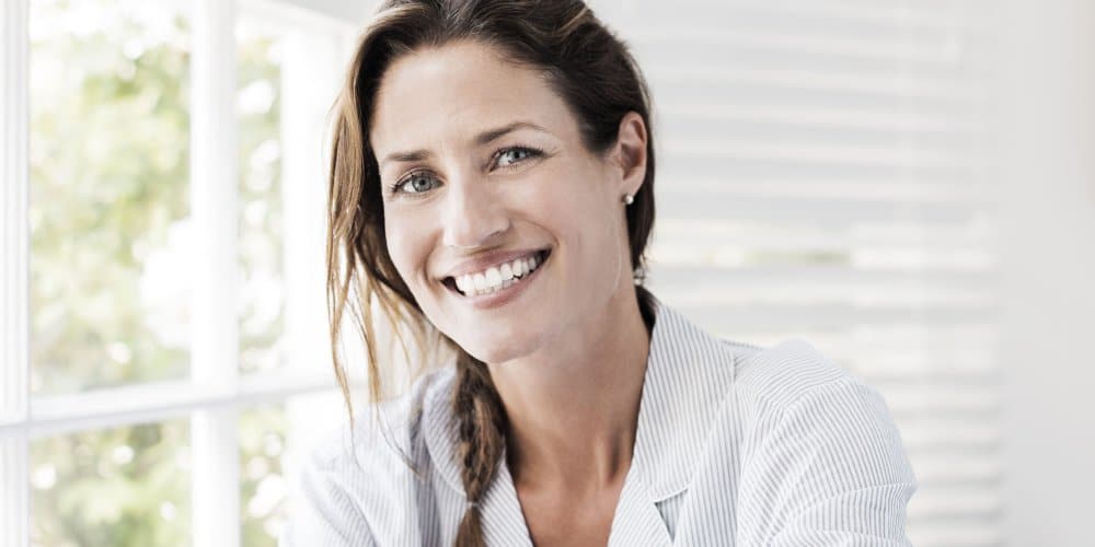 Femme souriante dans la quarantaine