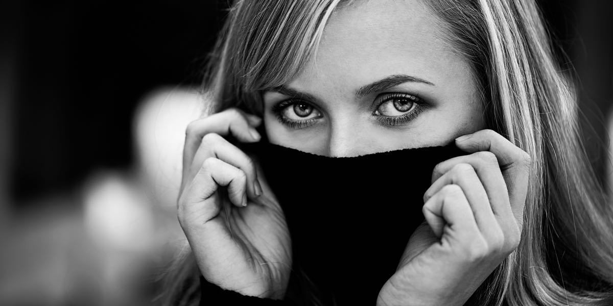 Six indices discrets qui révèlent un passé amoureux bien gardé