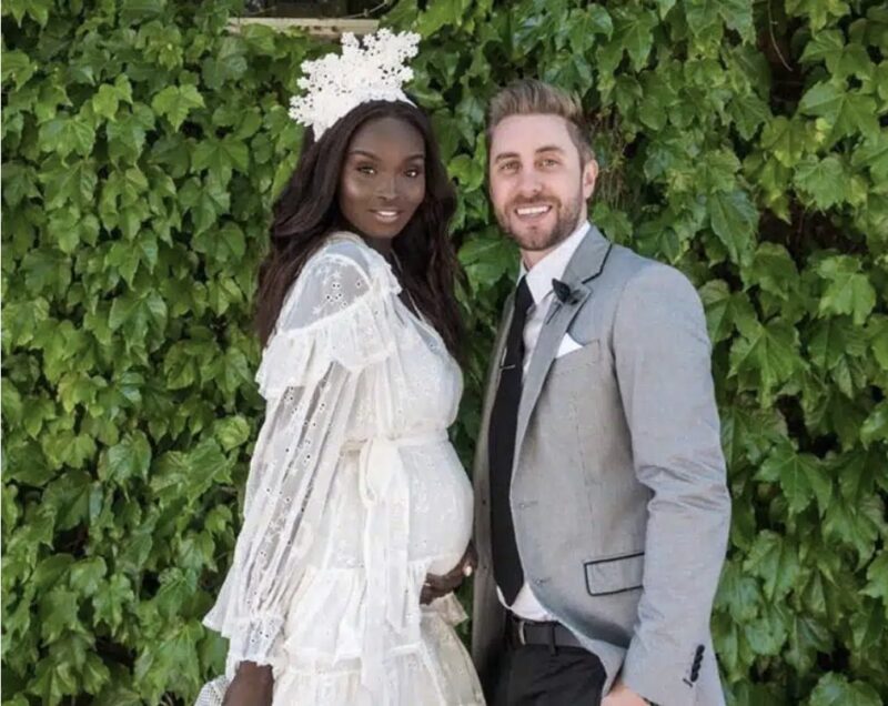 Elle est mannequin à la peau noire, lui photographe blond aux yeux bleus : leur amour fait fondre la toile