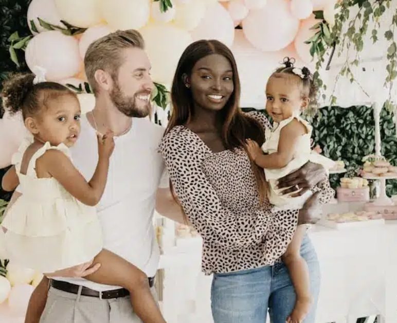 Elle est mannequin à la peau noire, lui photographe blond aux yeux bleus : leur amour fait fondre la toile
