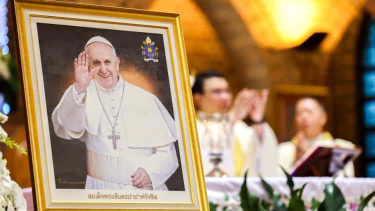 La tache sombre sur le visage du Pape François : ce que révèlent vraiment les experts