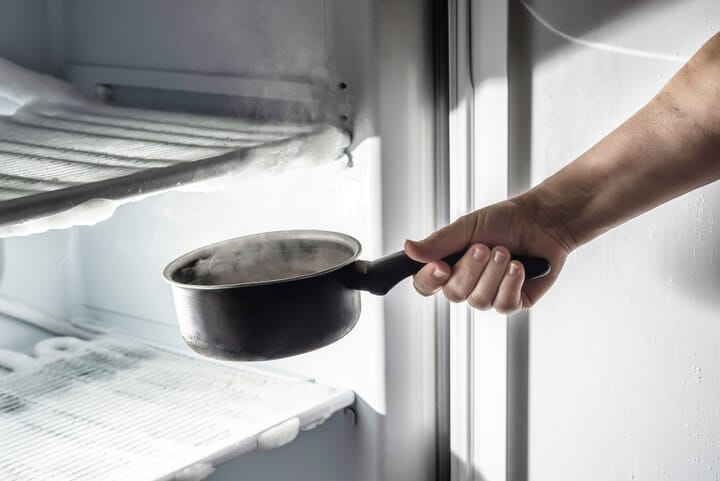 Dégivrez votre congélateur sans le couper du courant : la technique imparable pour dire adieu au givre