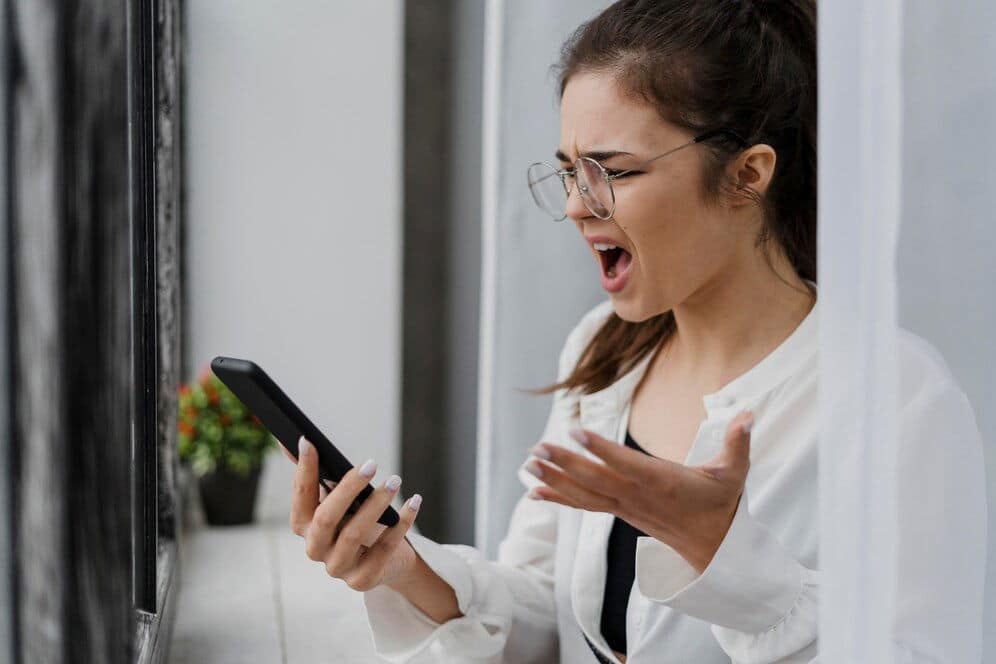 Femme contrariée au téléphone