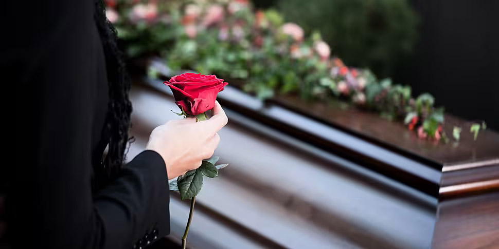 Les phrases à bannir absolument lors d’un enterrement (même avec les meilleures intentions)