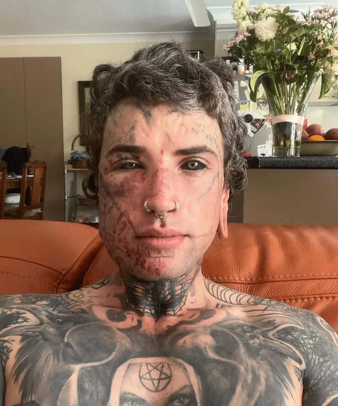Il efface tous ses tatouages faciaux : le geste bouleversant d’un père pour protéger sa fille des regards