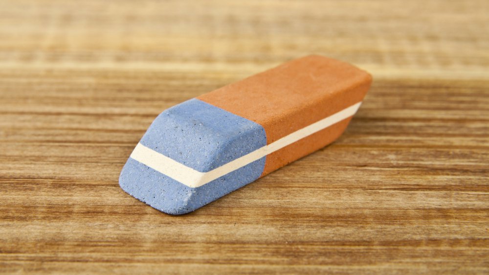 Le mythe de la gomme bicolore enfin dévoilé : la partie bleue ne sert pas à ce que vous croyez