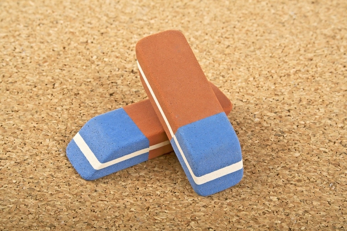 Le mythe de la gomme bicolore enfin dévoilé : la partie bleue ne sert pas à ce que vous croyez