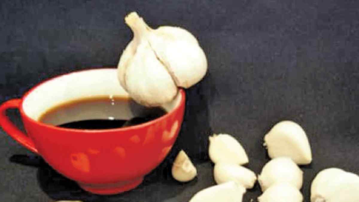Gousse d'ail posée près d'une tasse de café