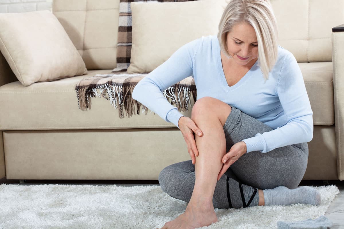 Femme massant sa jambe