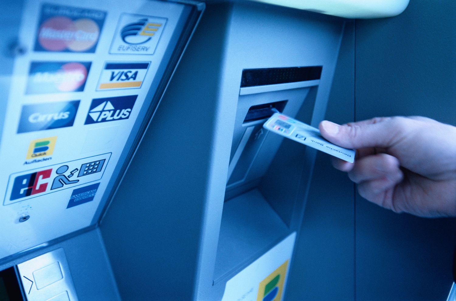 Retrait d’argent : le geste à ne surtout pas négliger avant de glisser votre carte dans un distributeur