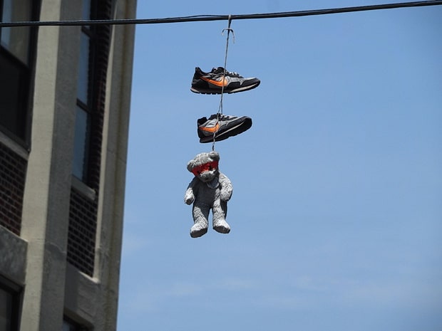 Baskets suspendues dans une rue new-yorkaise