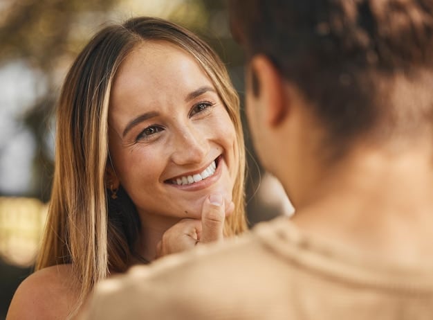 Femme souriante regardant son partenaire avec tendresse