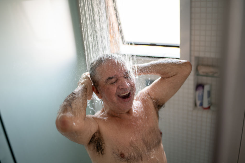 L’heure de la douche qui met les seniors en danger : ce que vous devez savoir