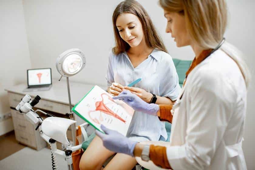 Femme discutant avec son gynécologue