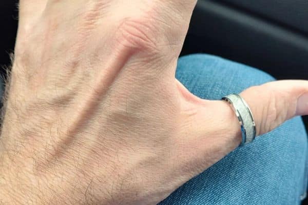 Le secret bien gardé des bagues au pouce : ce qu’elles révèlent vraiment sur vous