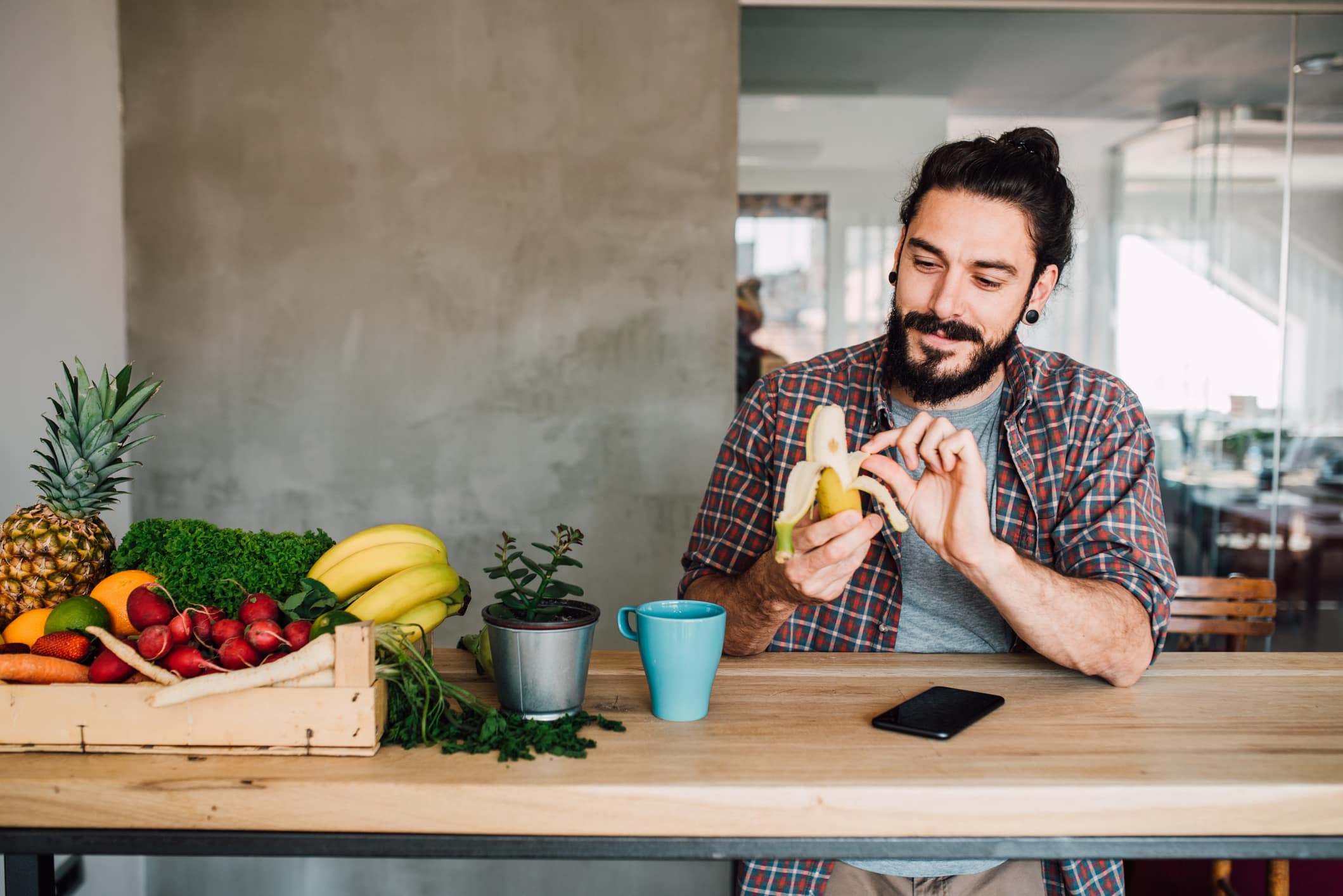 Homme appréciant une banane mûre