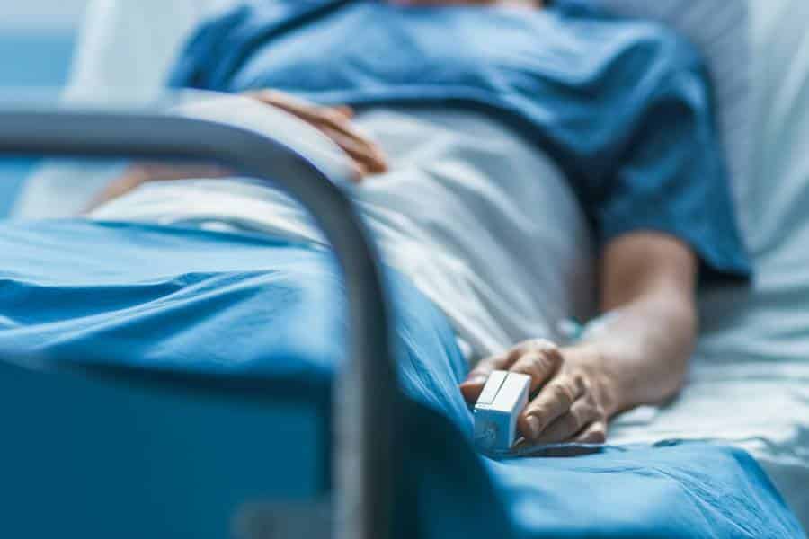 Elle veillait son mari en phase terminale lorsqu’une inconnue lui glissa un conseil glaçant : « Cache une caméra dans sa chambre, tu découvriras la vérité. »