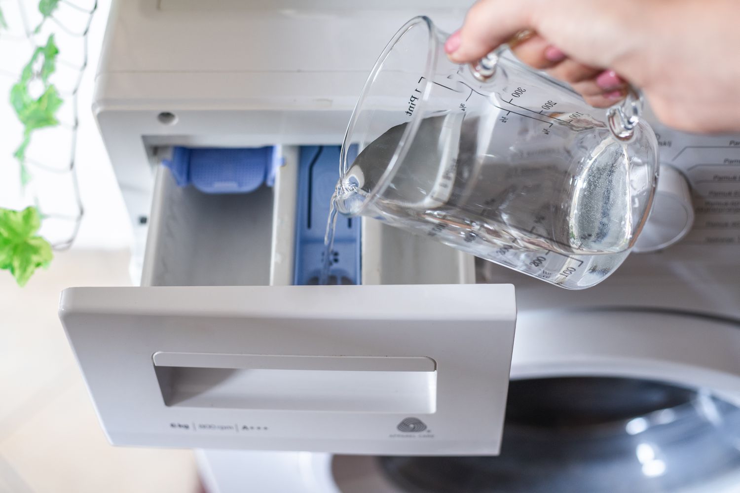 Linge abîmé après chaque lessive ? Les gestes qui ruinent vos habits (et comment y remédier)