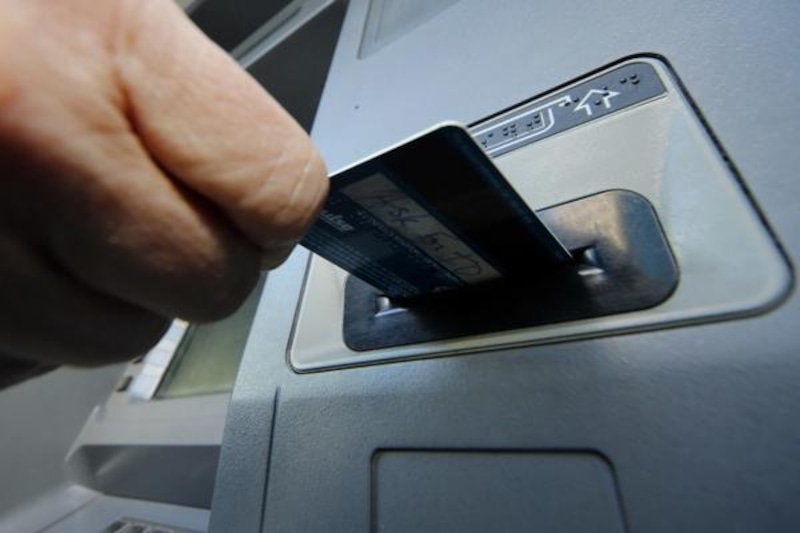 Retrait d’argent : le geste à ne surtout pas négliger avant de glisser votre carte dans un distributeur