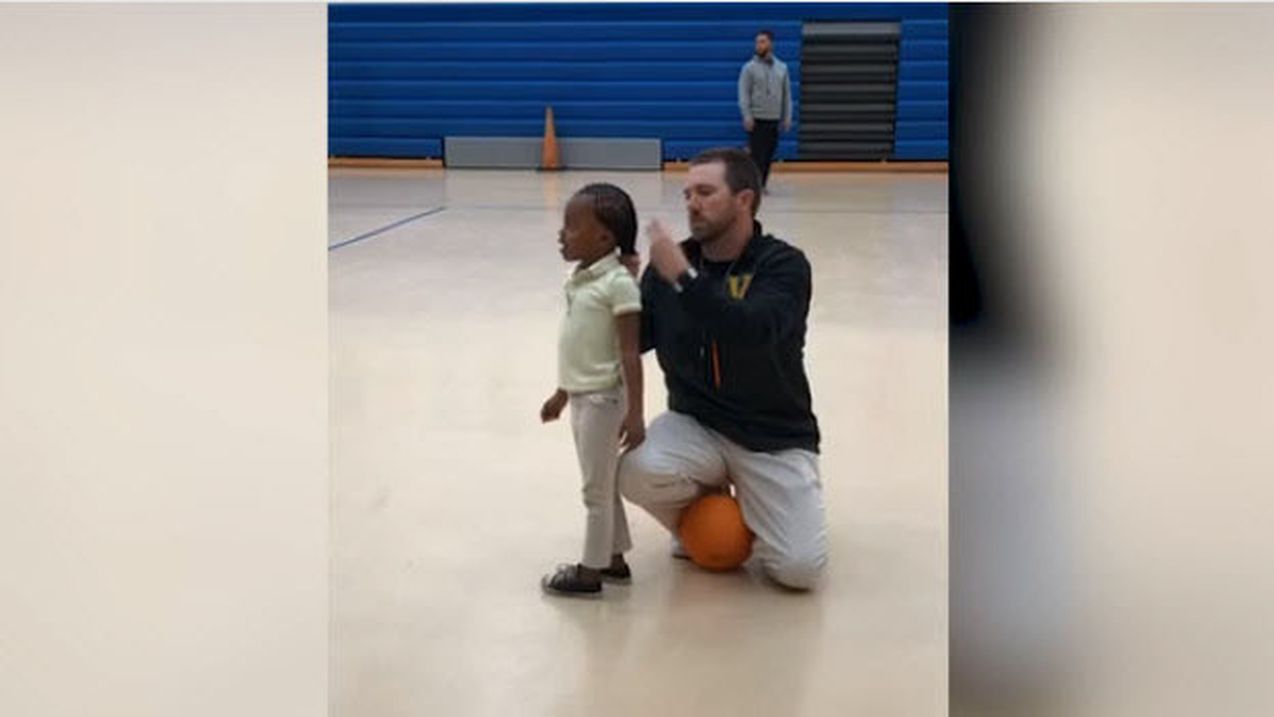 La tendresse d’un coach pour une petite joueuse : la vidéo qui émeut la toile