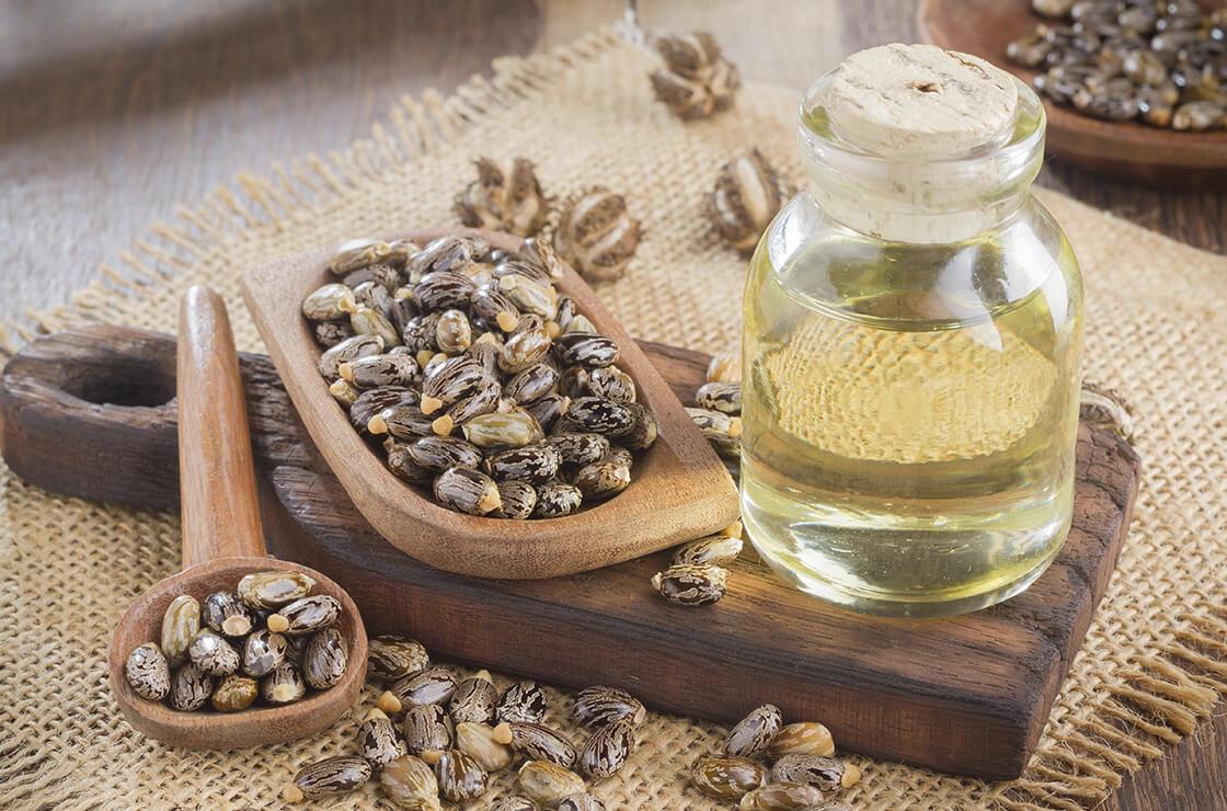 Application d'huile de ricin sur les cheveux