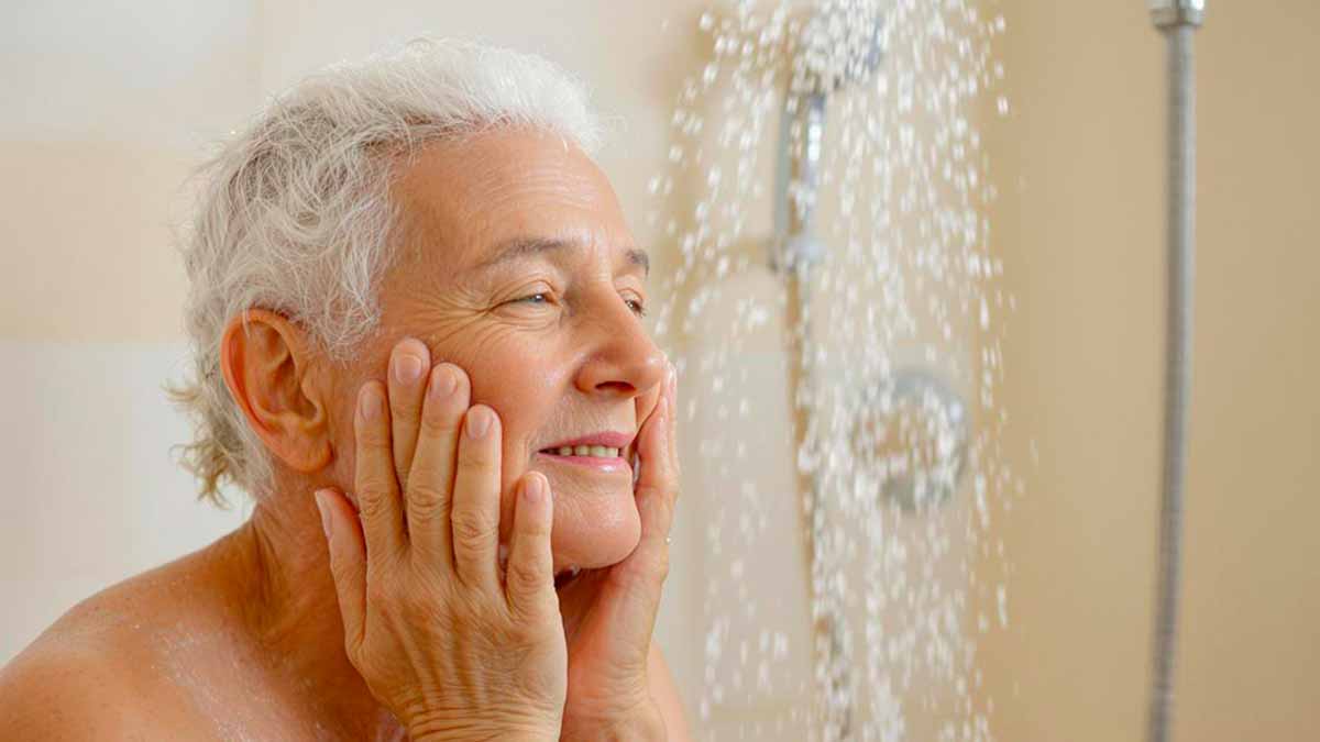 Hygiène des seniors : et si se laver moins souvent était meilleur pour la santé ? La fréquence idéale qui surprend tout le monde