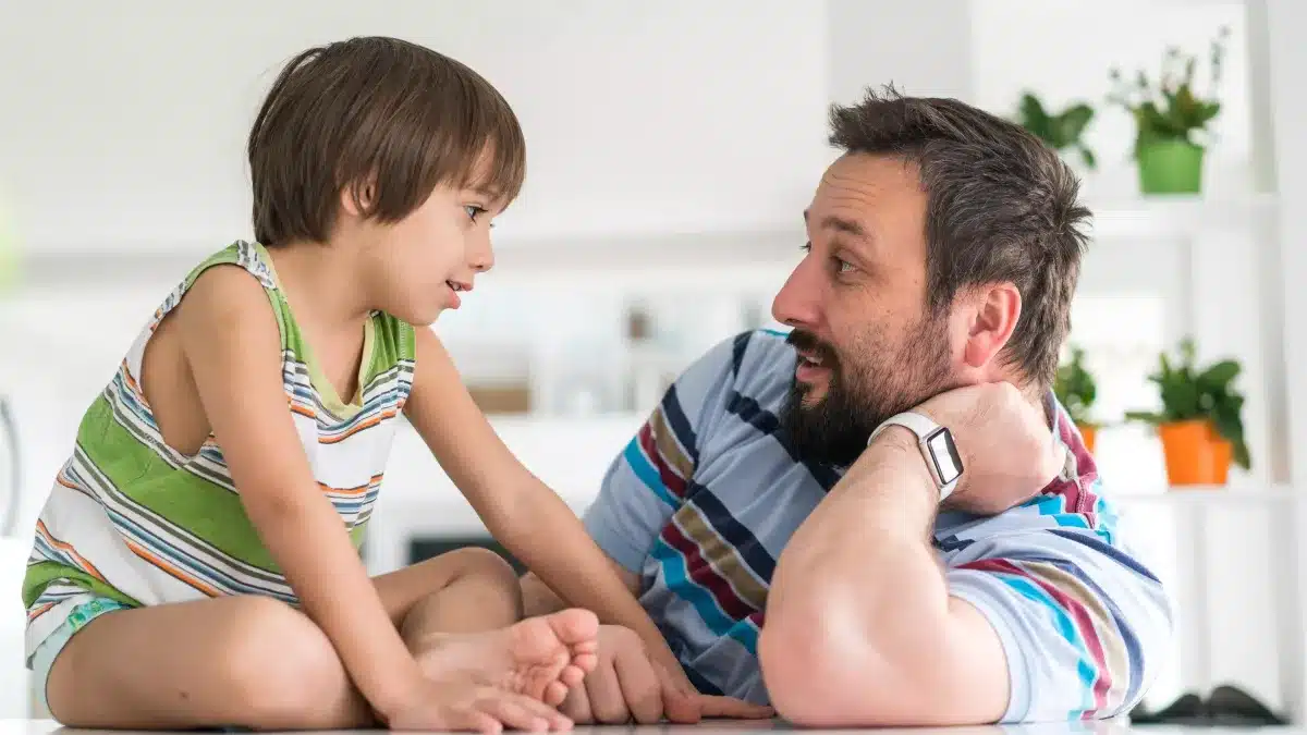 Parent parlant avec son enfant
