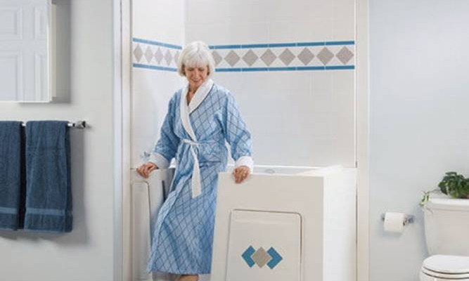 L’heure de la douche qui met les seniors en danger : ce que vous devez savoir