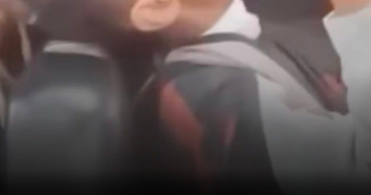 « Il a découvert qu’il harcelait un camarade de classe atteint d’un cancer. » Le père rase la tête de son fils en guise de punition, et l’affaire suscite un débat sur les réseaux sociaux