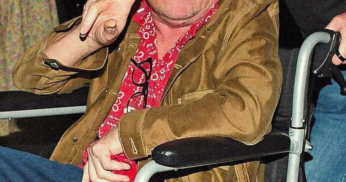 Il est devenu une star internationale dès son plus jeune âge… avant d’être frappé par une maladie grave et incurable. Aujourd’hui, son apparence a profondément changé. Saurez-vous deviner de qui il s’agit sur cette photo ?