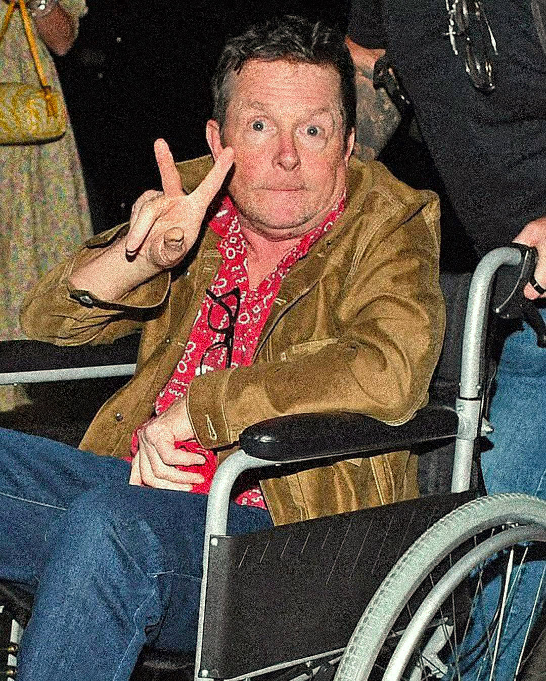 Il est devenu une star internationale dès son plus jeune âge… avant d’être frappé par une maladie grave et incurable. Aujourd’hui, son apparence a profondément changé. Saurez-vous deviner de qui il s’agit sur cette photo ?