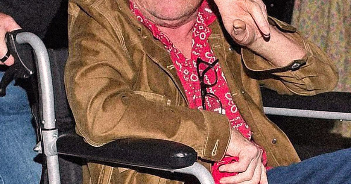 Il est devenu une star internationale très jeune, mais a fini par contracter une maladie grave et incurable. Devinez qui est l'homme sur la photo !