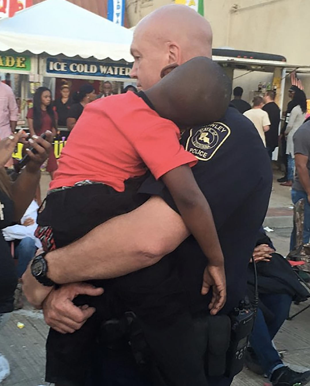 Il s’est endormi dans les bras d’un policier