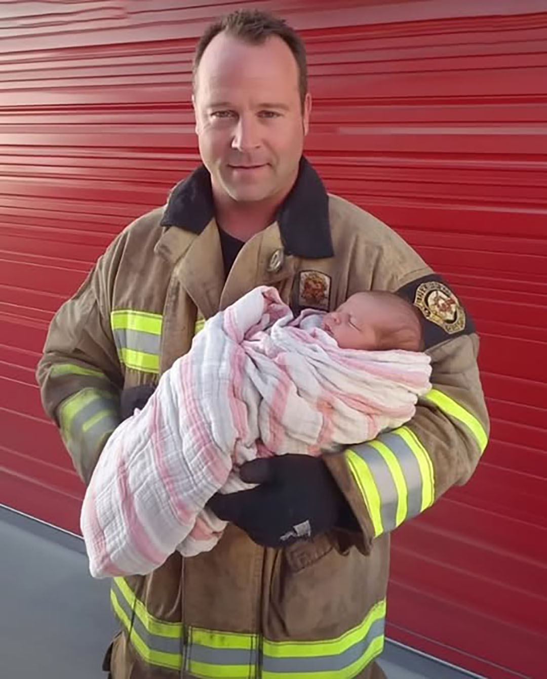 Il y a cinq ans, j’ai adopté un bébé abandonné à la caserne des pompiers… aujourd’hui, une femme est revenue bouleverser notre vie
