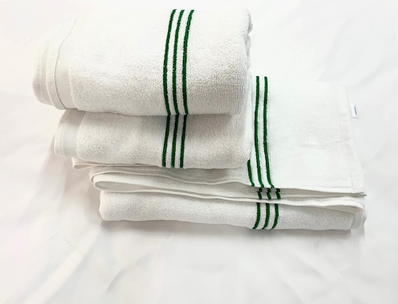 Le mystère enfin résolu : à quoi servent vraiment les bandes au bout de vos serviettes ?