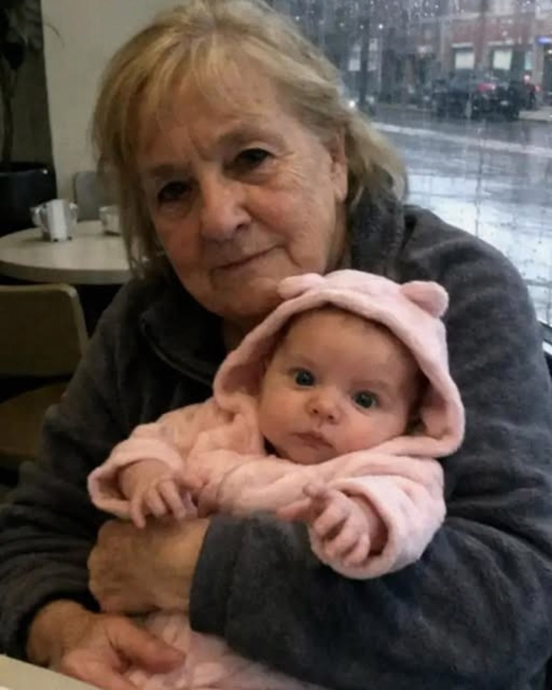 Ils voulaient nous faire sortir du café sous la pluie… mais ensuite, la justice a triomphé