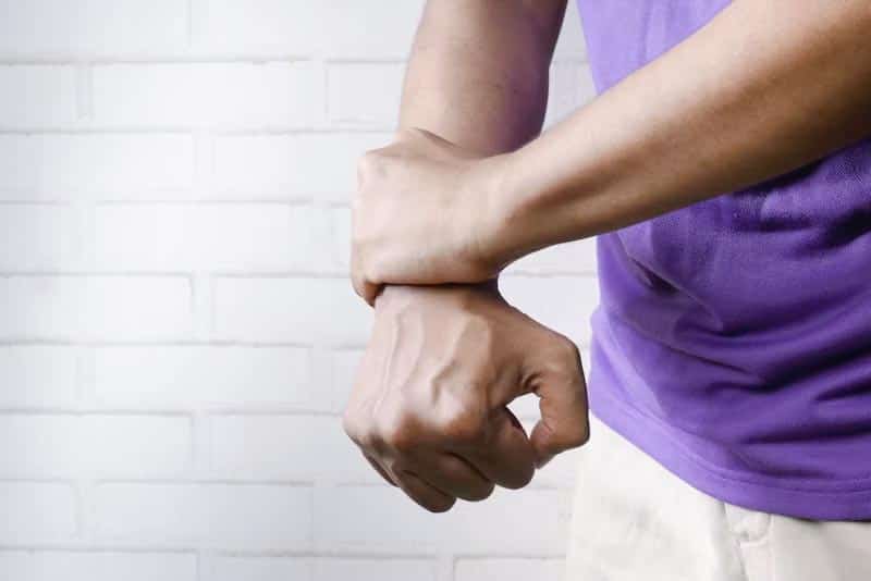 Mains engourdies ou qui picotent ? Ces 10 causes insoupçonnées qui devraient vous alerter