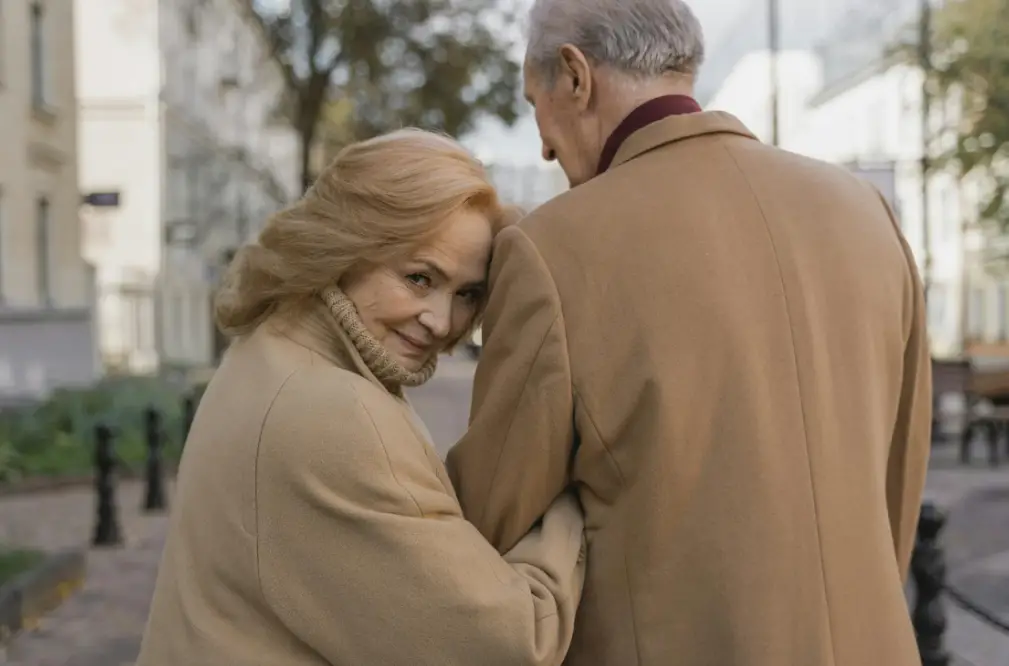 Vie sentimentale après 60 ans : les pièges discrets qui guettent les cœurs aventureux