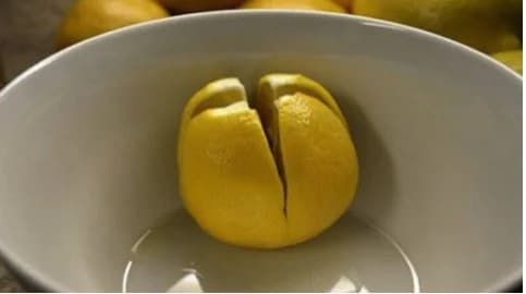Citron coupé en quatre sur une table de nuit