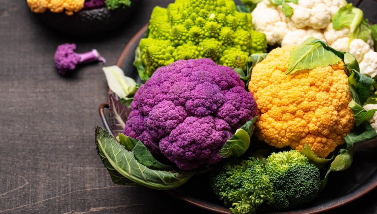 Assiette colorée de légumes crucifères