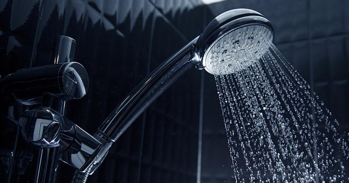 Peau qui vieillit : voici la fréquence de douche idéale après 65 ans (les experts ont parlé)