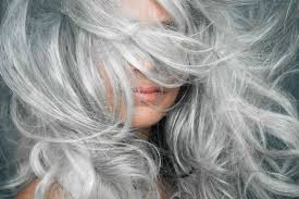 Cheveux gris non teints : que révèle ce choix sur notre psychologie et notre rapport à nous-mêmes ?