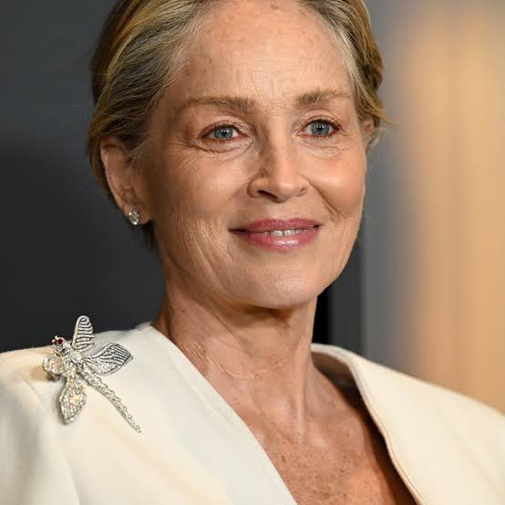 À 66 ans, Sharon Stone rayonne toujours : son rituel bien-être dévoilé