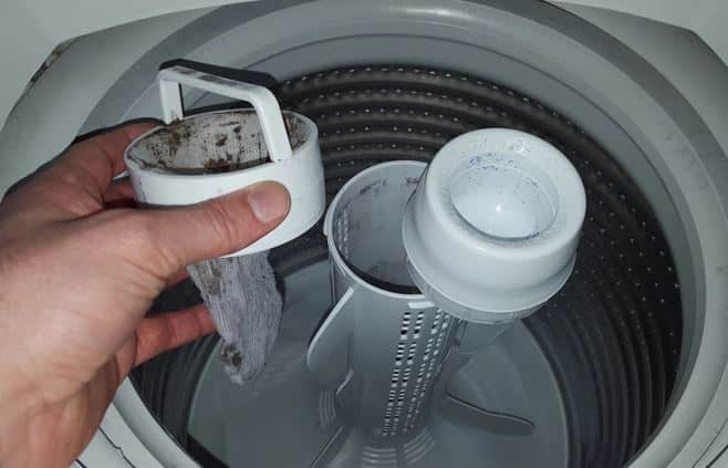 Le petit geste mensuel qui sauve votre machine à laver et vos vêtements
