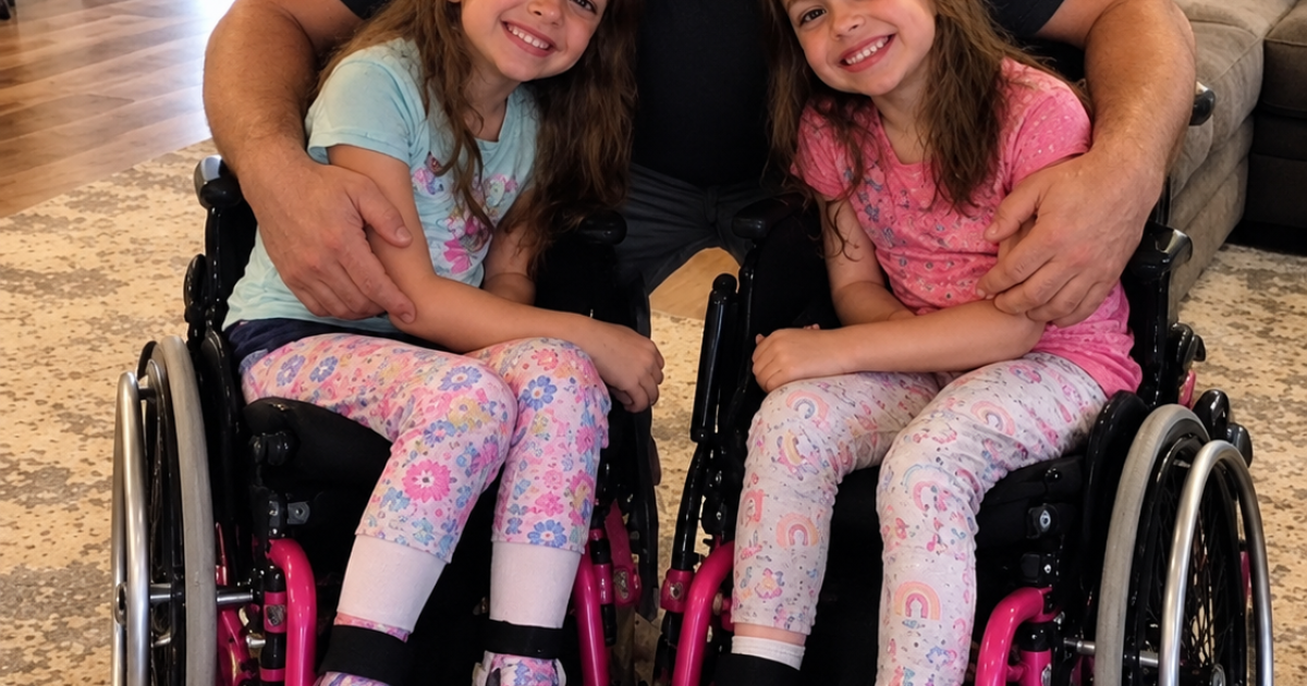 Il élève seul ses filles jumelles en fauteuil roulant pendant 12 ans : leur confession le jour de la fête des pères le laisse sans voix