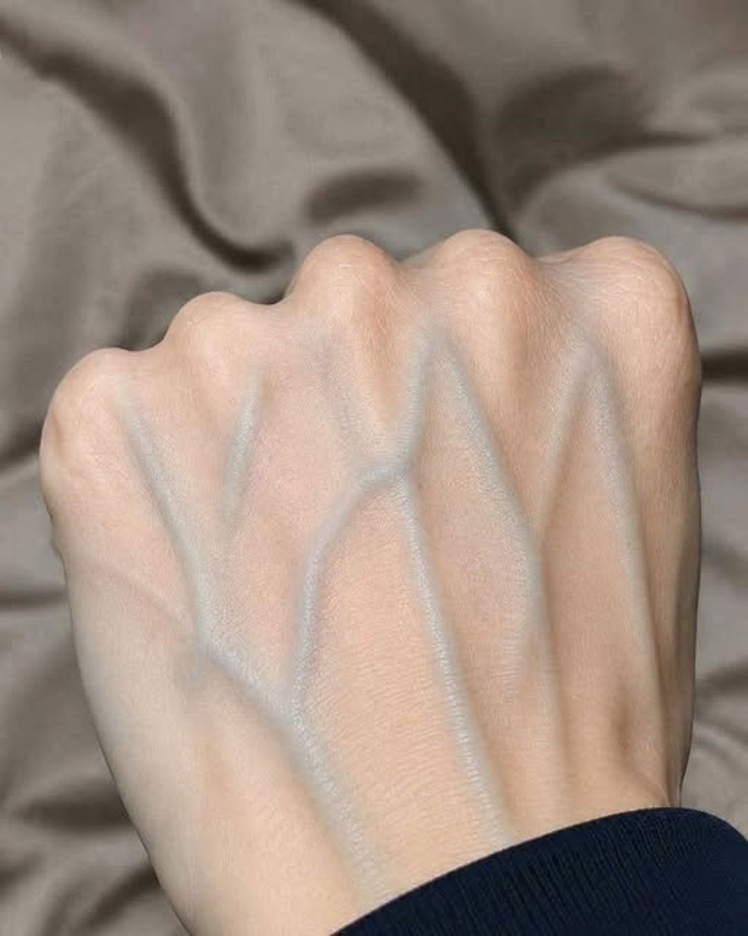 Veines apparentes sur les mains : ce que votre corps essaie vraiment de vous dire